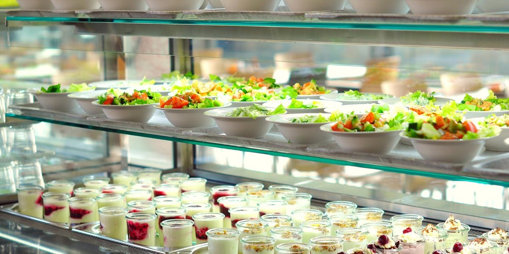 Das Bild zeigt mehrere Teller mit Salat.