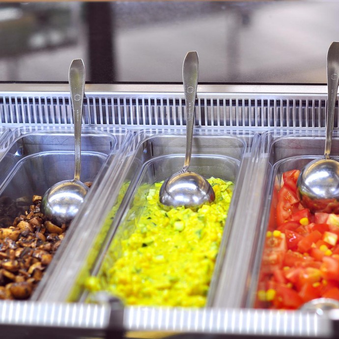Das Bild zeigt die Salatbar. (vergrößerte Bildansicht wird geöffnet)