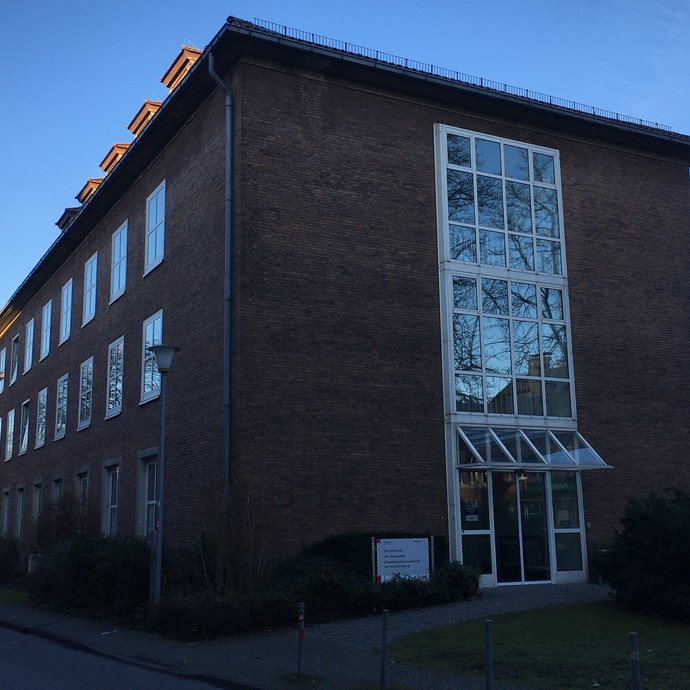 Gebäude an der Piusallee in dem sich die LWL-Bibliothek befindet. (vergrößerte Bildansicht wird geöffnet)